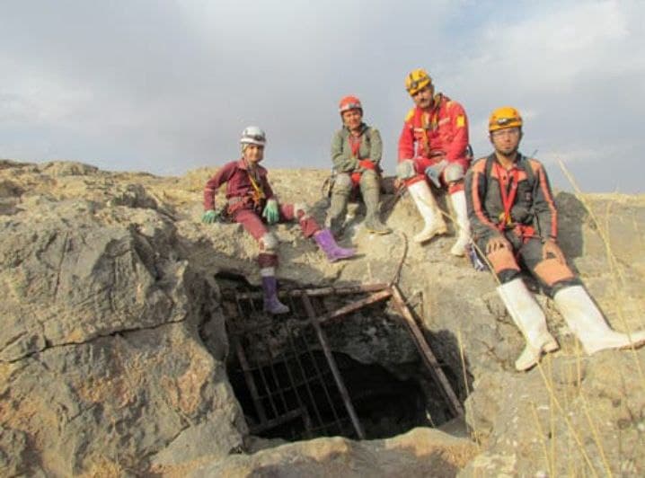 دهانه غار دودزا درحوزه شهرستان کبودراهنگ است