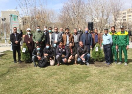 کاشت درخت به یاد ۸ شهید والامقام در باغ ایرانی
