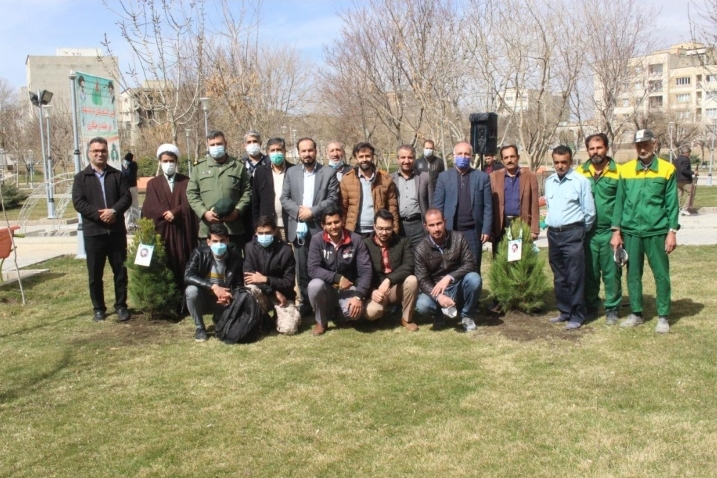 کاشت درخت به یاد ۸ شهید والامقام در باغ ایرانی