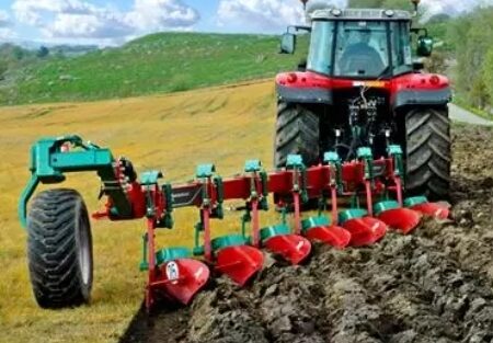 ۲۲۰ دستگاه ادوات کشاورزی در اختیار کشاورزان دیم کار قرار گرفت
