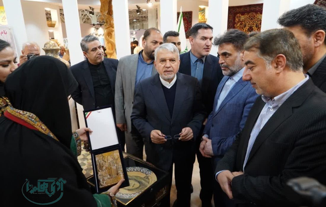 رونمایی از اثر فاخر و سازه صنایع‌دستی هنرمند تویسرکانی در غرفه استان همدان