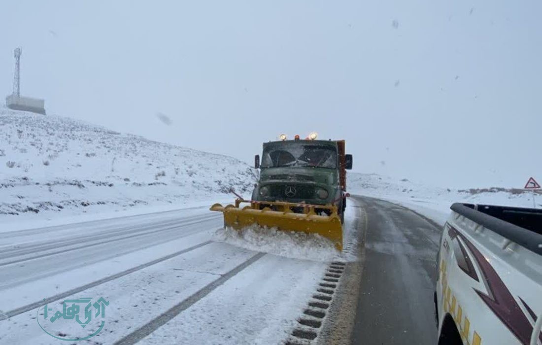 ادامه بارش برف و مه آلودگی در جاده‌های همدان