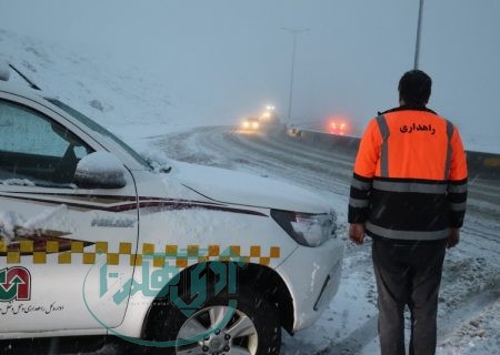 ادامه بارش سنگین برف در محورهای کوهستانی همدان / توصیه‌های ایمنی برای رانندگان