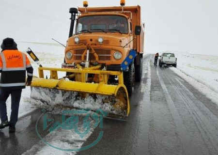 تلاش شبانه‌روزی راهداران ملایر در محورهای برف‌گیر؛ امدادرسانی به ۷۰ مسافر