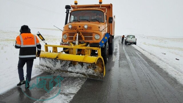 تلاش شبانهروزی راهداران ملایر در محورهای برفگیر؛ امدادرسانی به ۷۰ مسافر