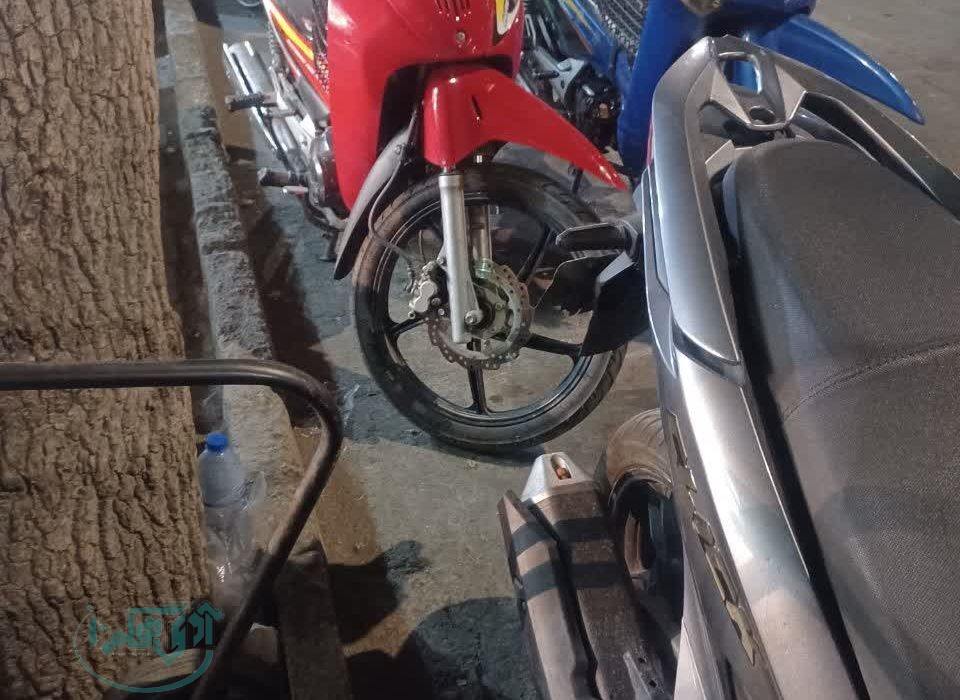 پارک بی‌قاعده و ویراژ موتورسیکلت‌ها در خیابان شریعتی و بازار مظفریه همدان؛ گره‌ای در مسیر عابرین