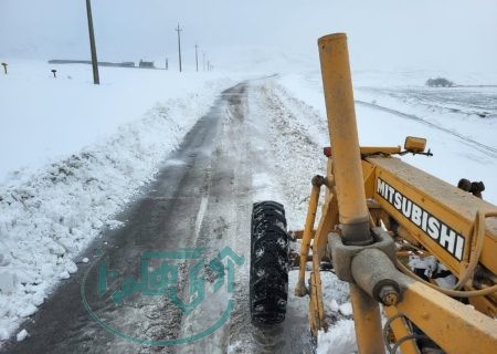 بازگشایی ۵۰ راه روستایی در نهاوند با اجرای ۴۵۰ کیلومتر باند برف‌روبی